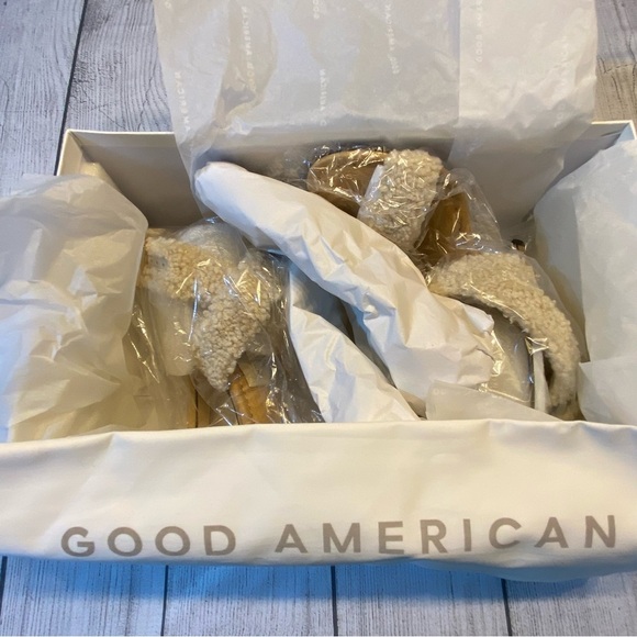 NIB Good American Women's Sherpa Ankle Strap Heels Size 7.5 Cream GA273F-X NEW - Picture 2 of 11